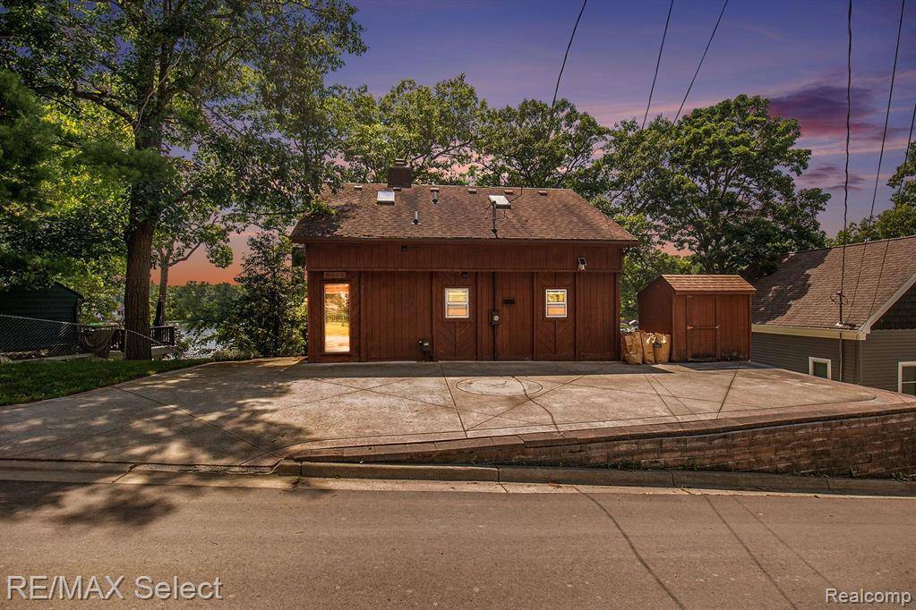 Fenton, MI 48430,8447 PENINSULAR Drive