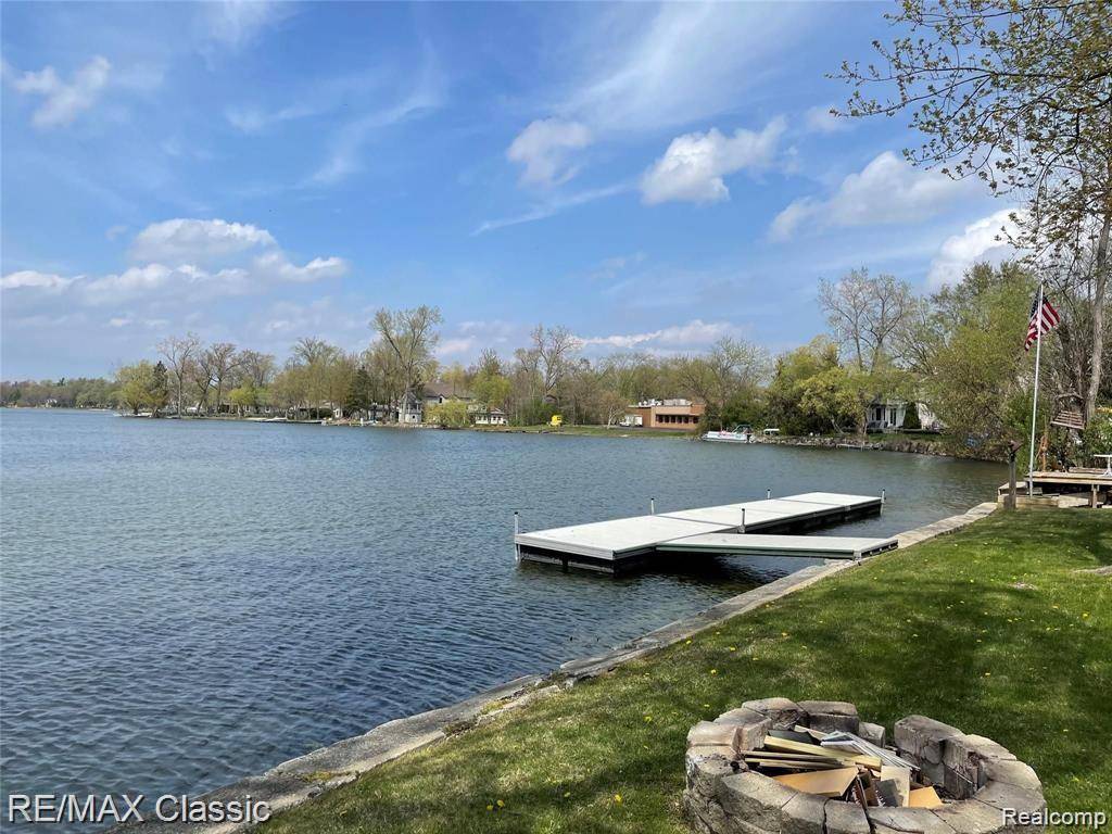 Waterford, MI 48327,4860 Cooley lake Rd