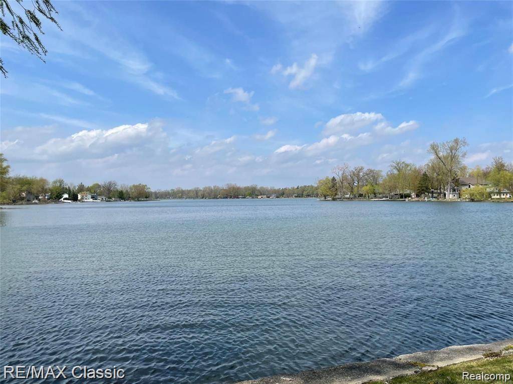 Waterford, MI 48327,4860 Cooley lake Rd