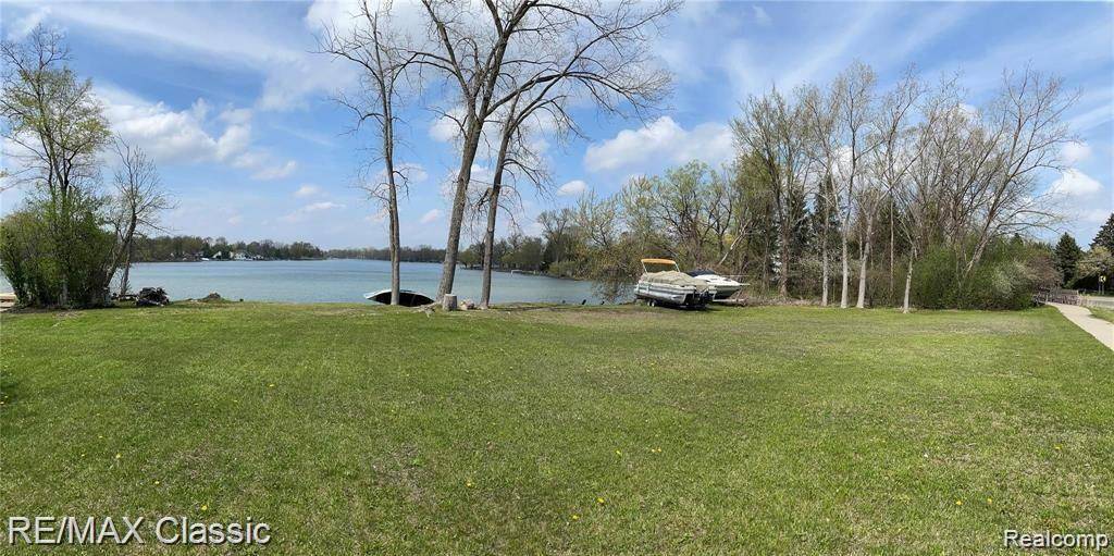 Waterford, MI 48327,4860 Cooley lake Rd