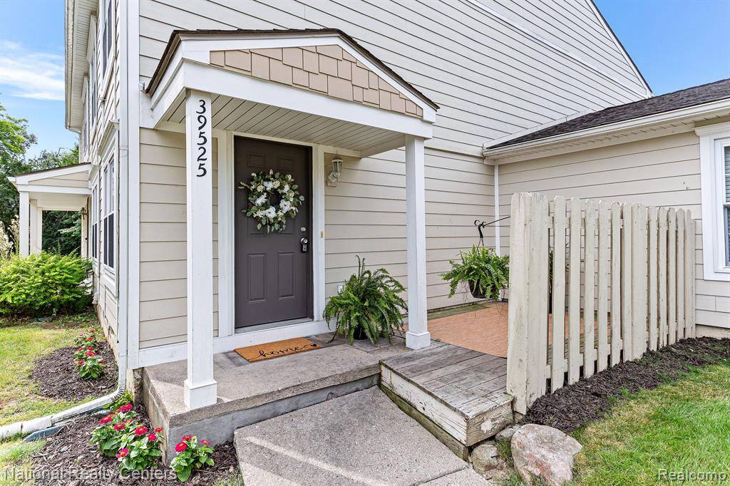 Novi, MI,39525 VILLAGE WOOD Road