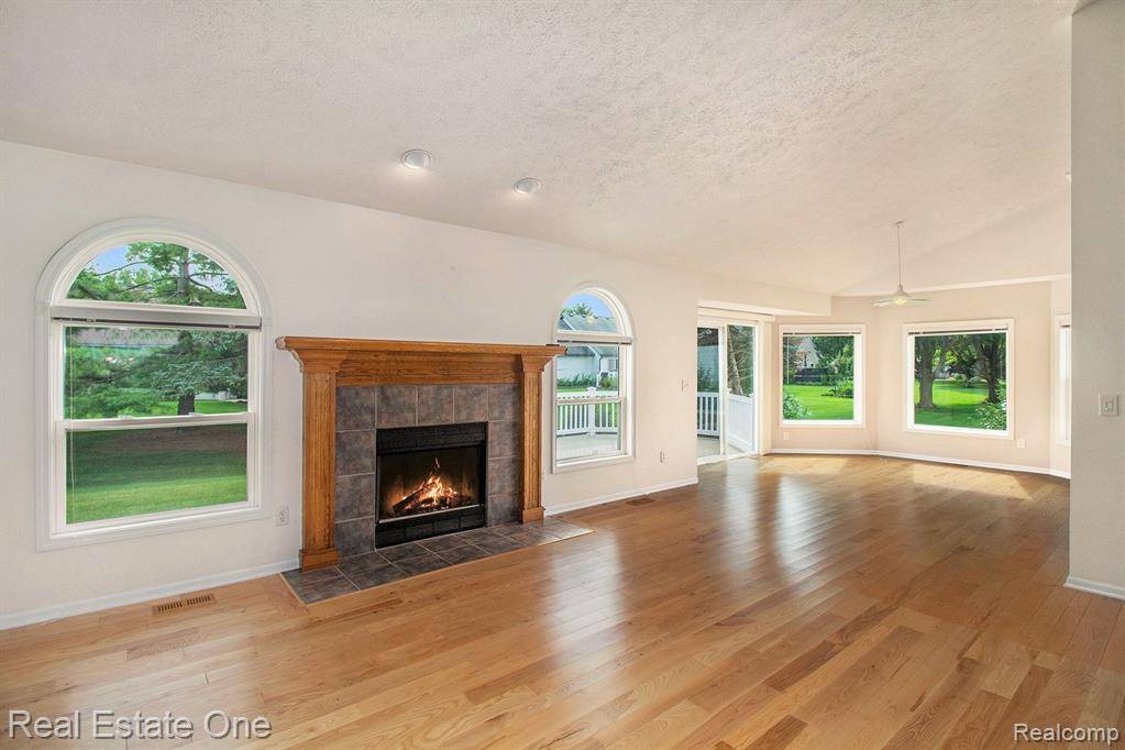 South Lyon, MI 48178,12444 DANIELLE Drive