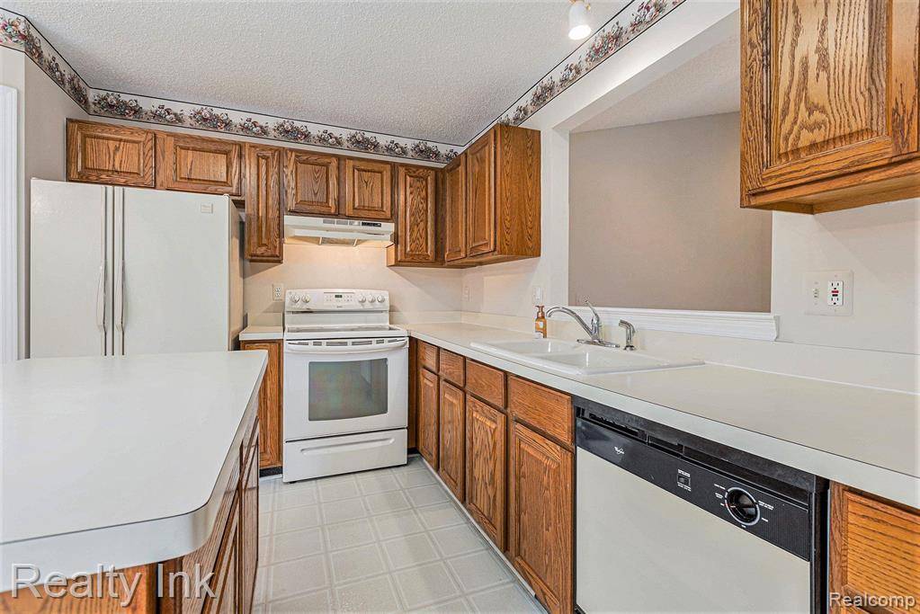 Farmington Hills, MI 48335,34978 WHITE PINE Trail