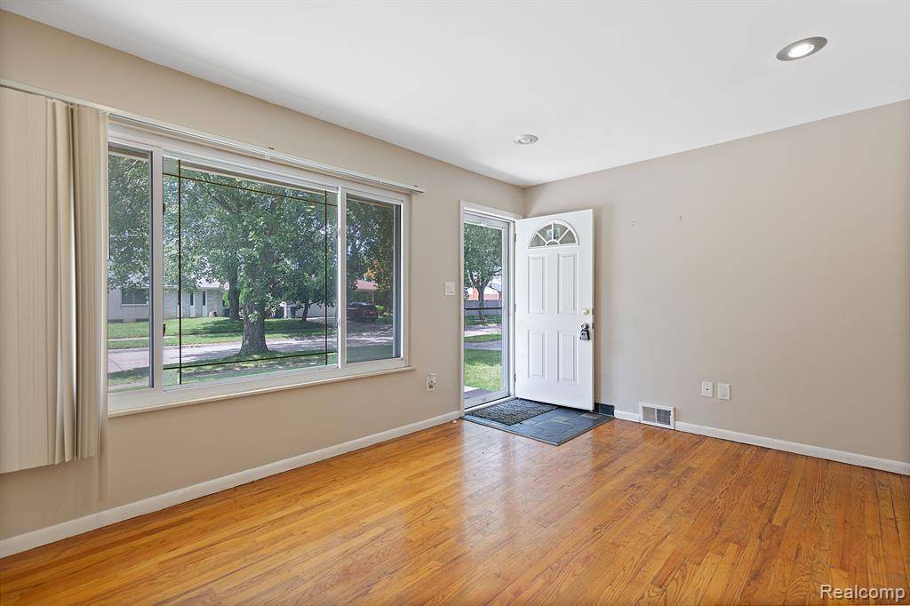 Saint Clair Shores, MI 48082,31032 MANHATTAN Street