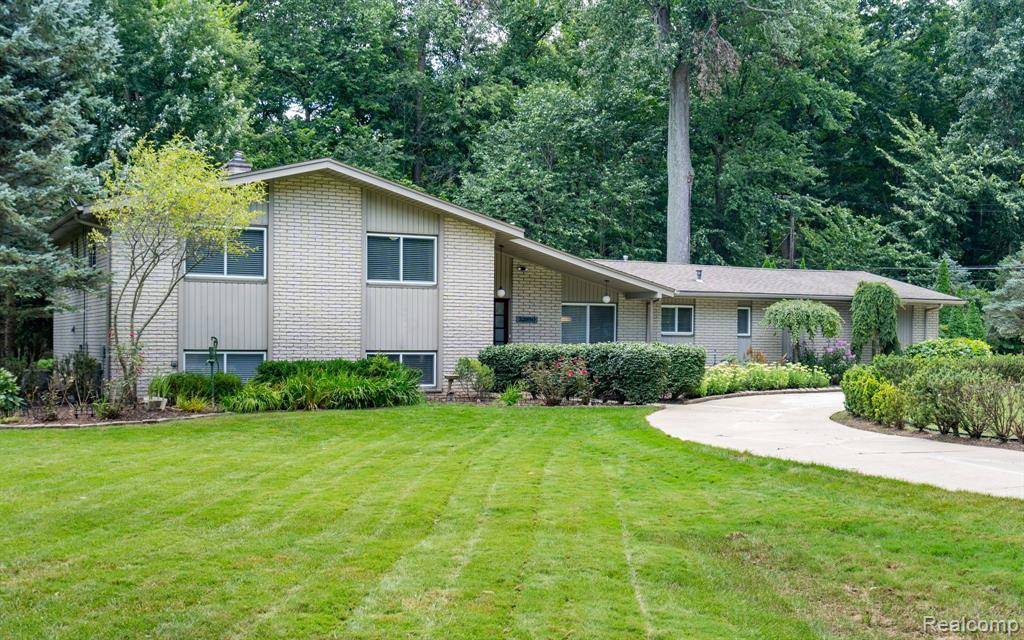 Beverly Hills, MI 48025,32950 BELL VINE Trail