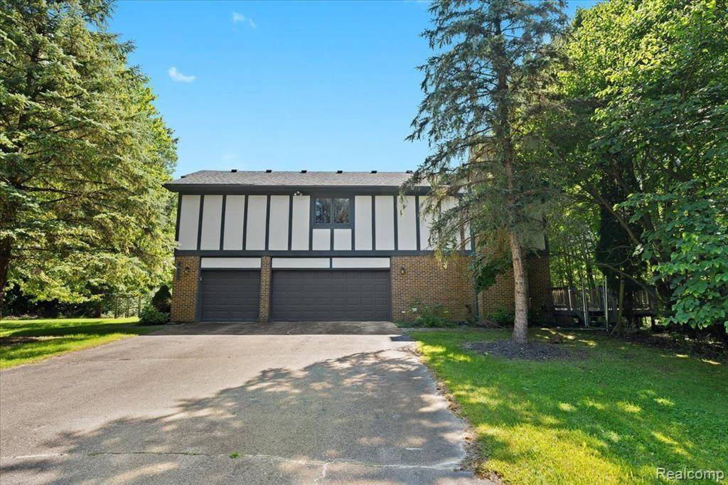 South Lyon, MI 48178,9980 MCKEON