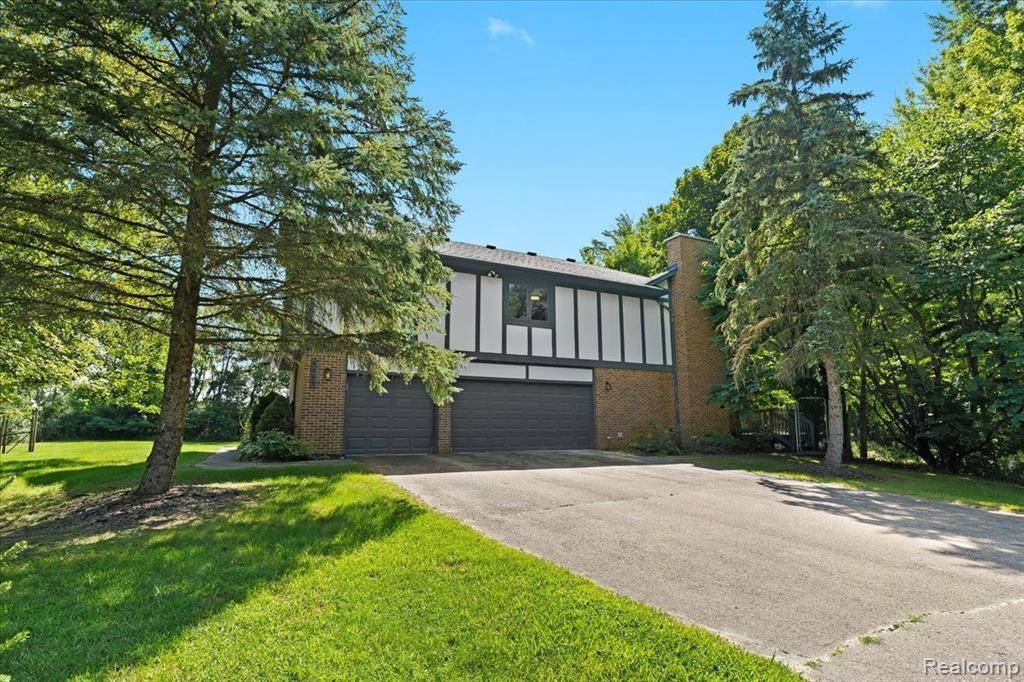 South Lyon, MI 48178,9980 MCKEON