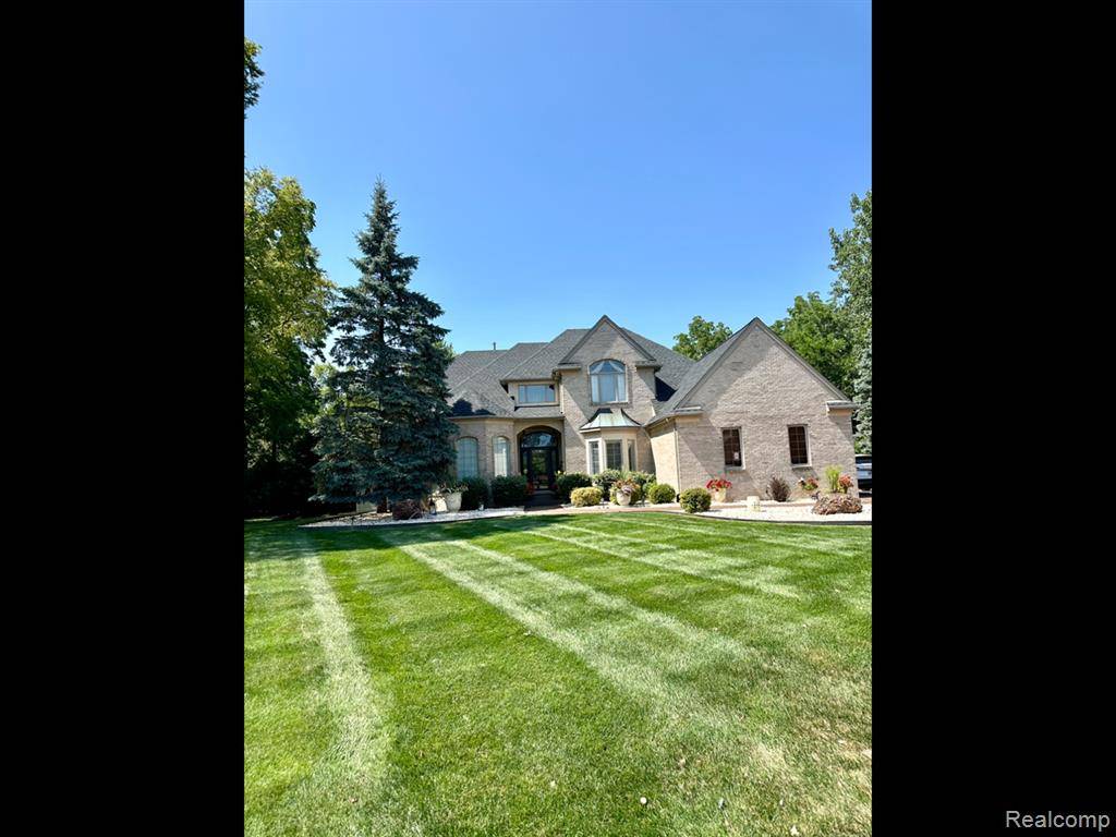 Grosse Ile, MI 48138,25038 HAZELNUT Court