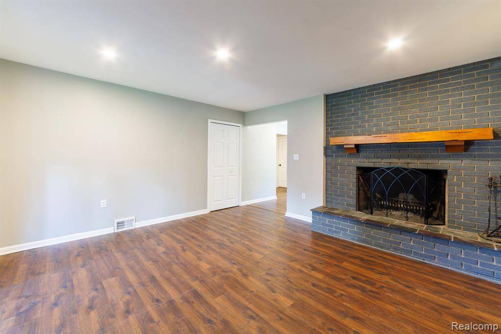 Livonia, MI 48154,33322 MYRNA