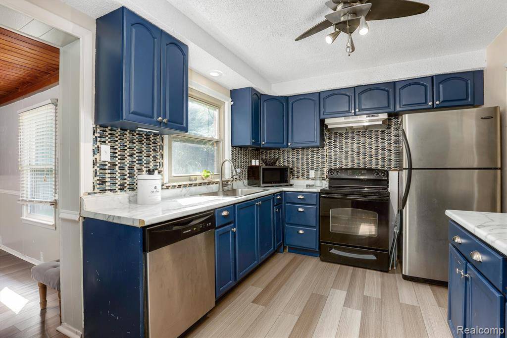 Harper Woods, MI 48225,20432 HUNT CLUB Drive