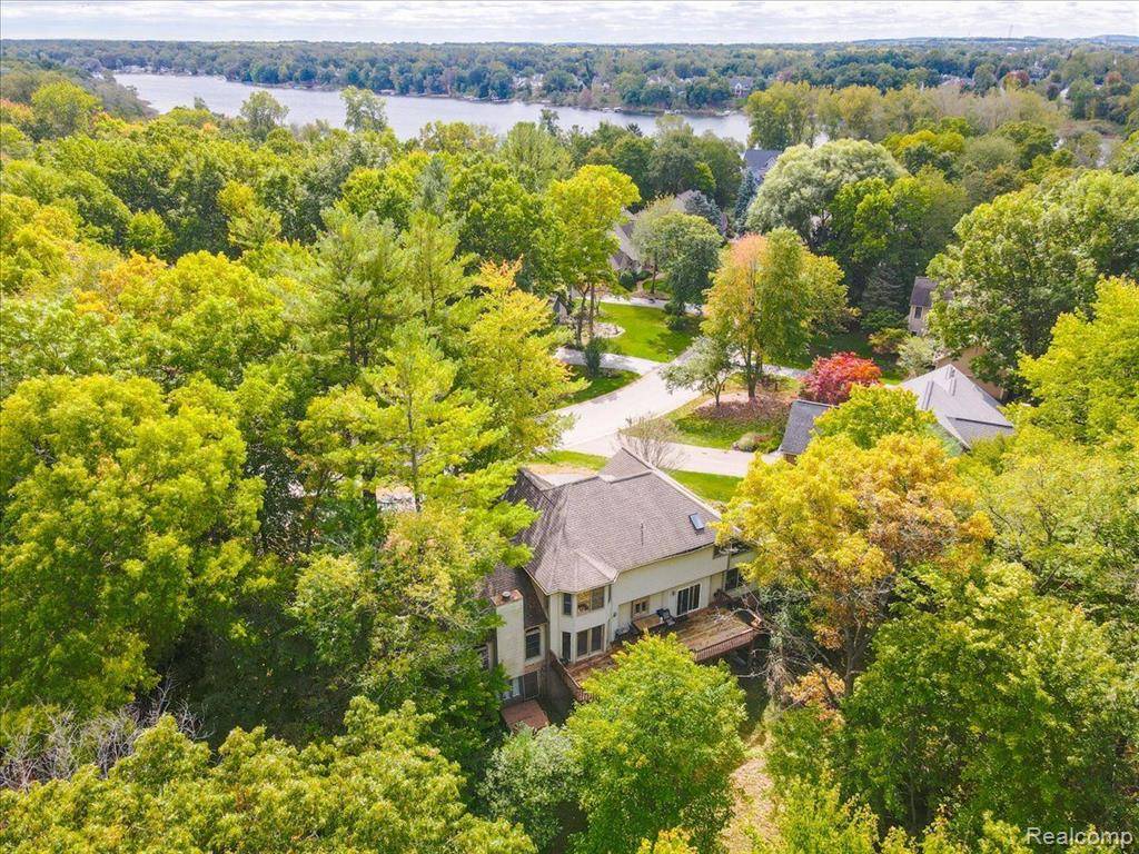 Lake Orion, MI 48362,985 Indian Ridge Drive