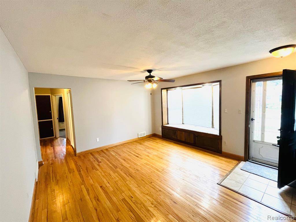 Livonia, MI 48150,30409 HATHAWAY Street