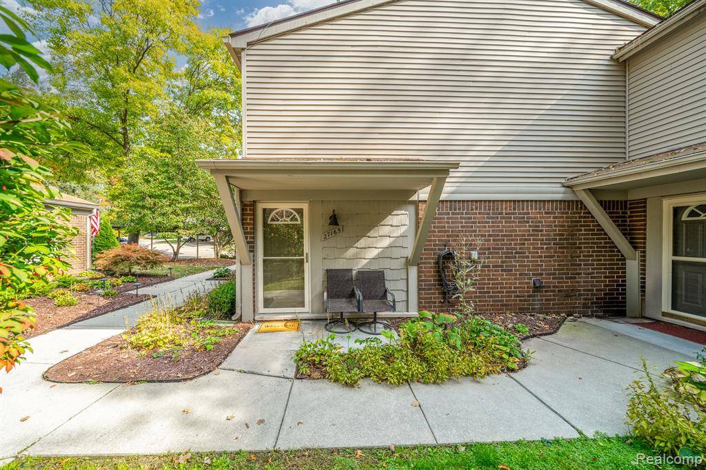 Southfield, MI 48034,27165 FARMBROOK VILLA Drive