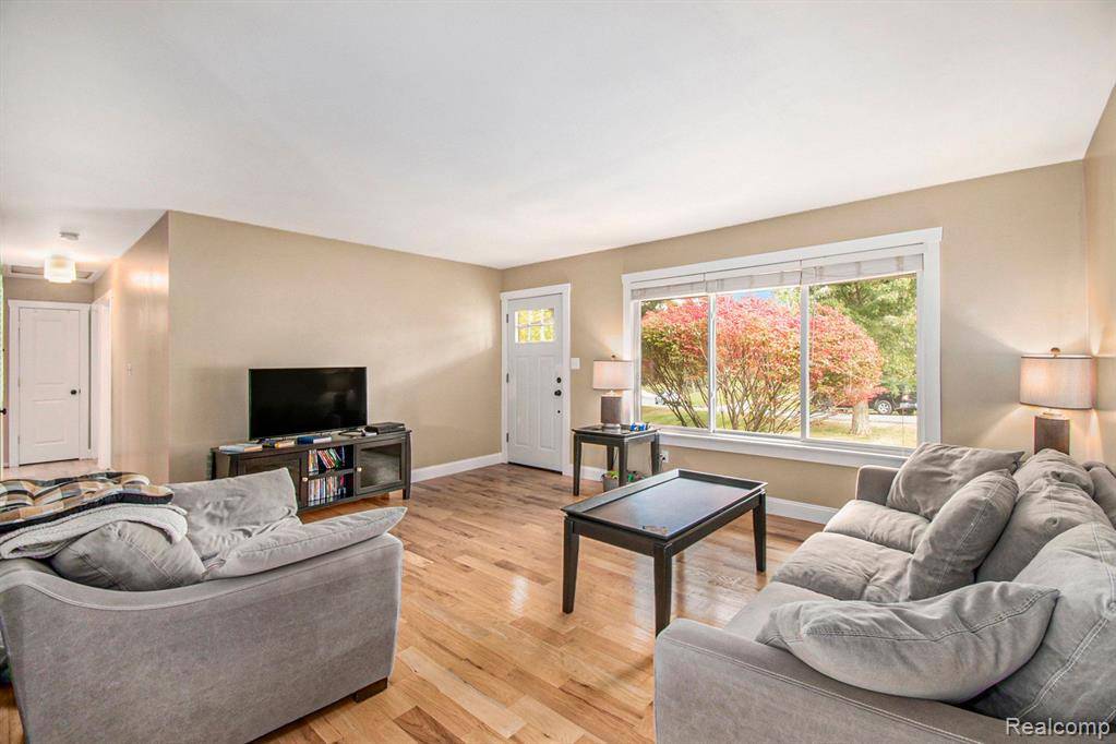 Howell, MI 48843,1083 WILLOW Lane