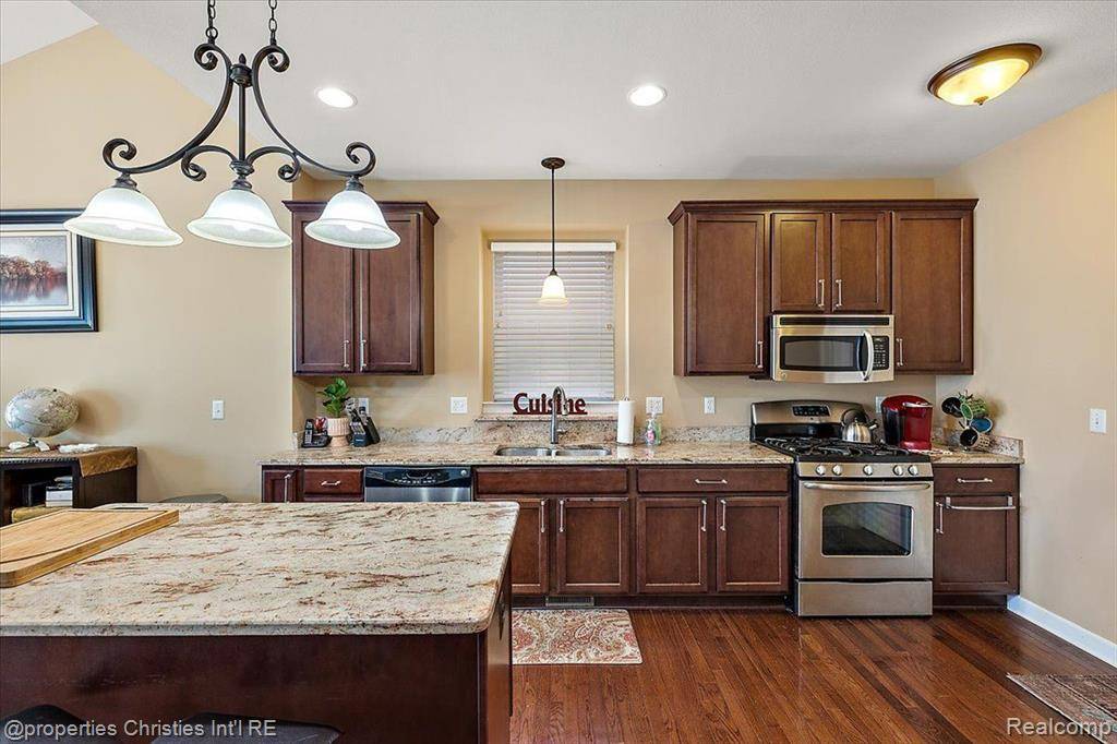 Novi, MI,27026 MAXWELL