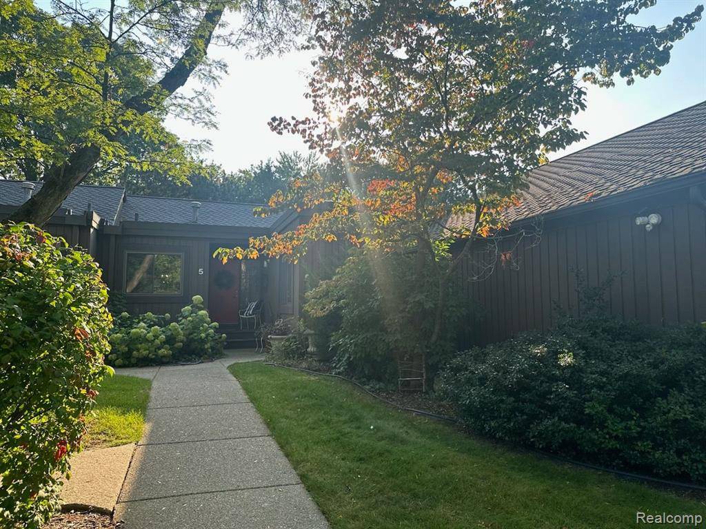 Ann Arbor, MI 48105,5 EASTBURY