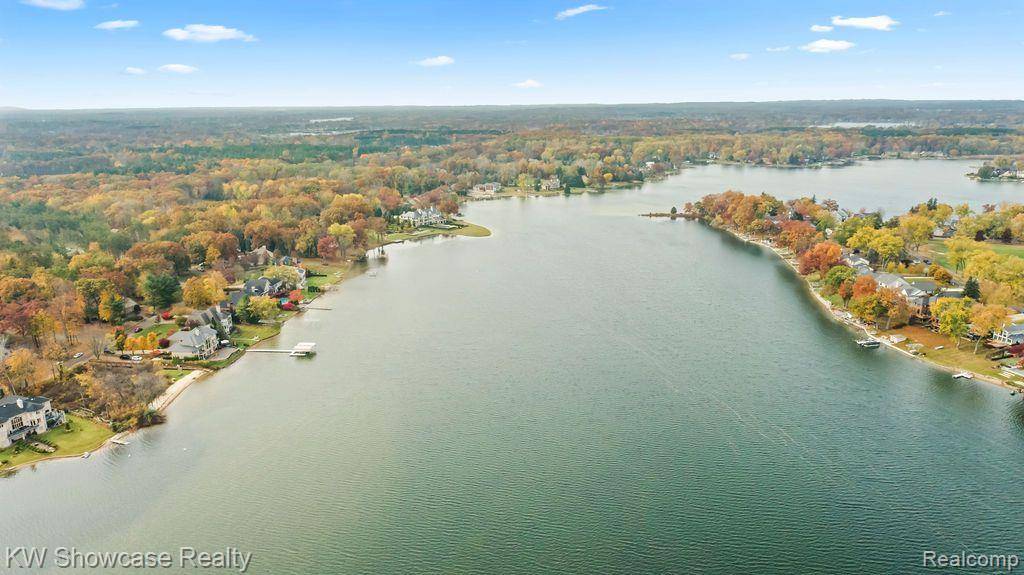 Commerce Twp, MI 48382,8579 PINE COVE Drive