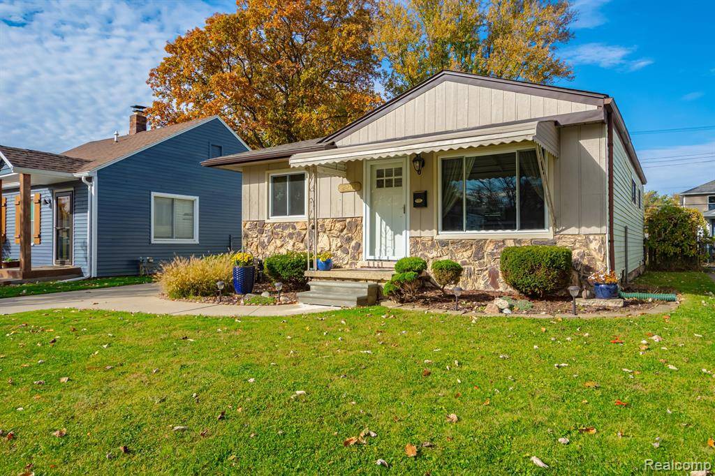 Saint Clair Shores, MI 48082,22701 LAKE Drive
