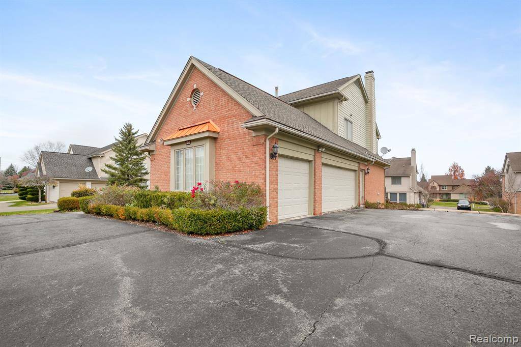 West Bloomfield, MI,6569 WHISPERING WOODS Drive