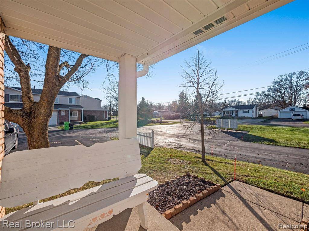 South Lyon, MI 48178,729 CAPE COD