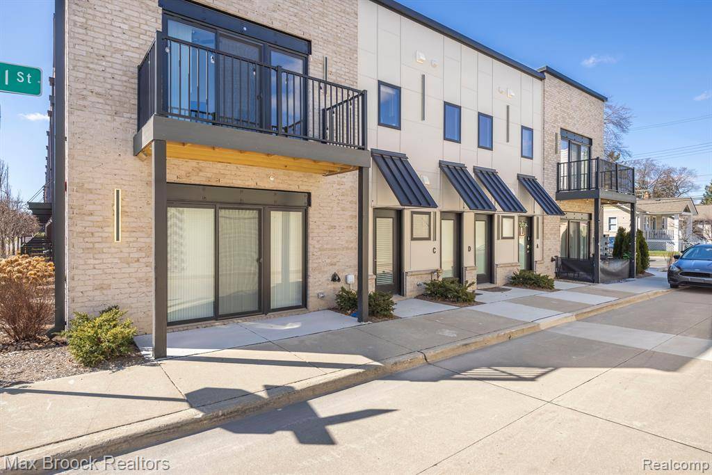 Royal Oak, MI 48067,105 N Laurel Street