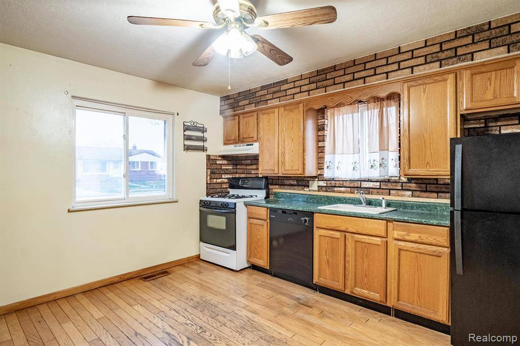 Westland, MI 48186,30907 FERNWOOD Street