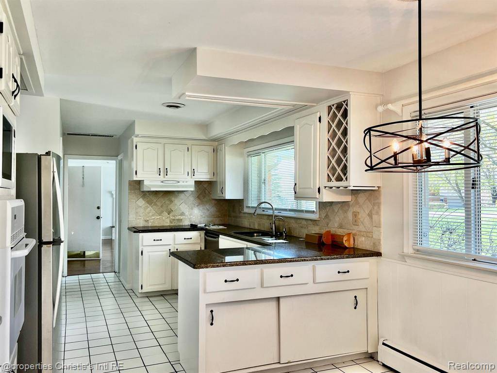 Bloomfield Hills, MI 48304,850 HELSTON Road