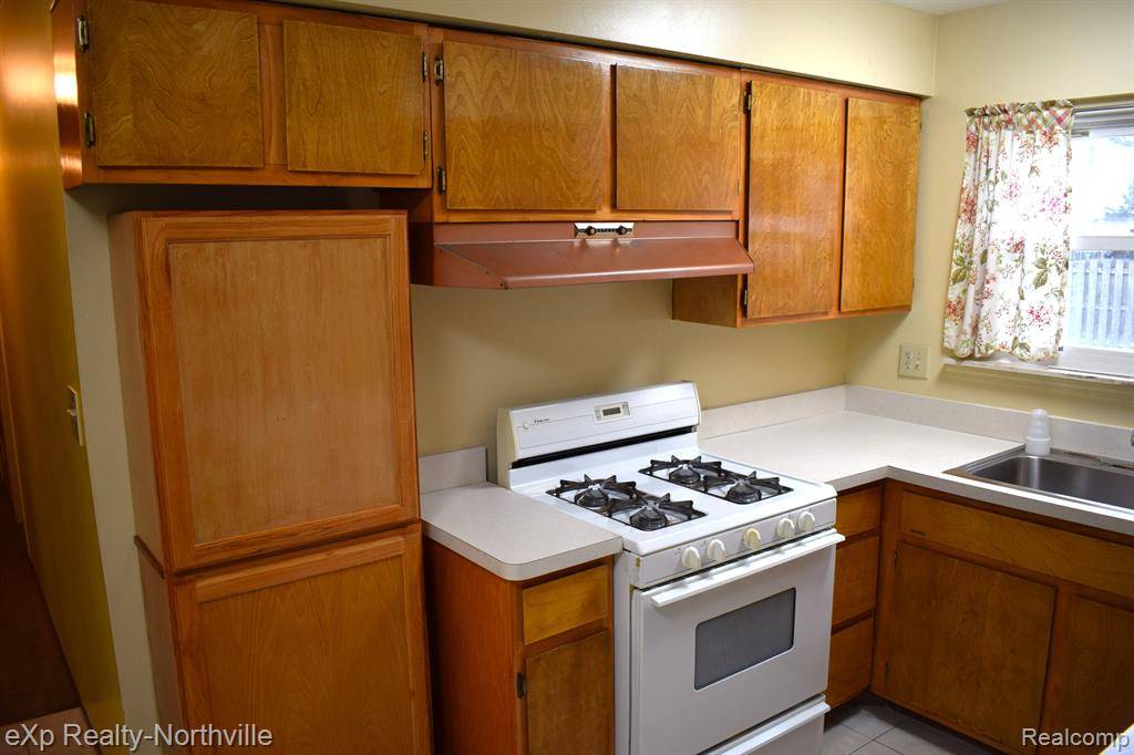 Livonia, MI 48154,38785 LYNDON Street