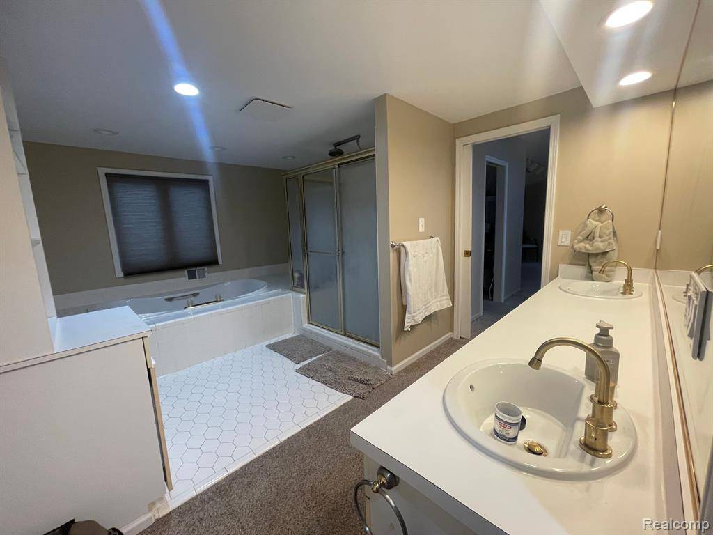 Howell, MI 48843,1094 FOX HILLS Drive