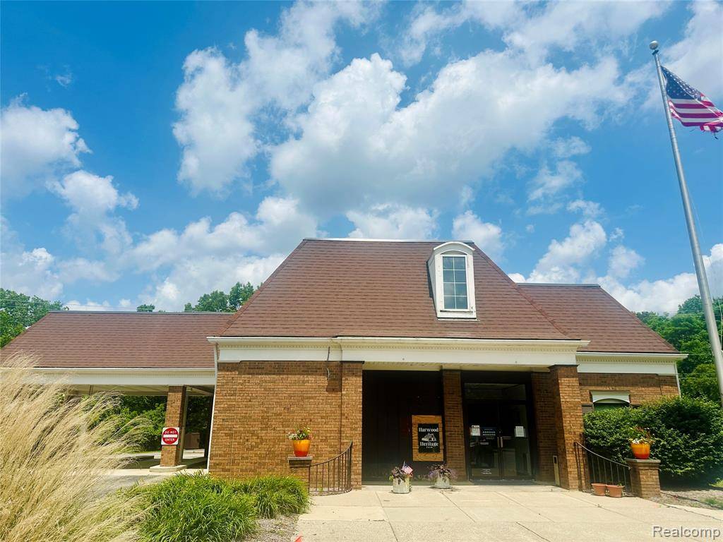 Pinckney, MI 48169,222 W MAIN Street