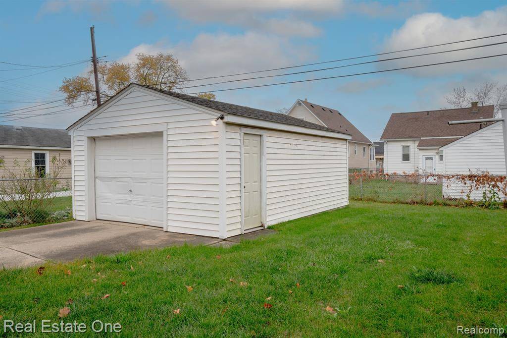 Dearborn, MI 48126,6413 KENILWORTH Street