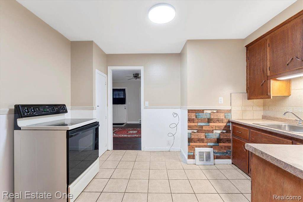 Southgate, MI 48195,12391 AGNES E Street