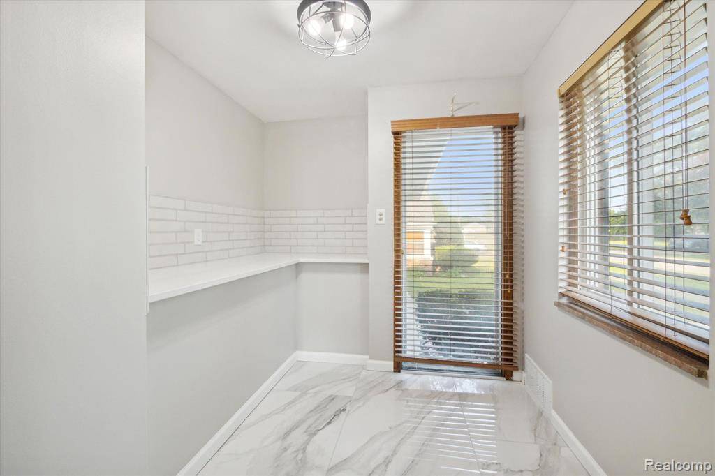 Southfield, MI 48075,17581 ROXBURY Avenue