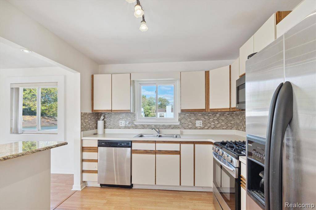 Troy, MI 48083,2897 ROUNDTREE Drive