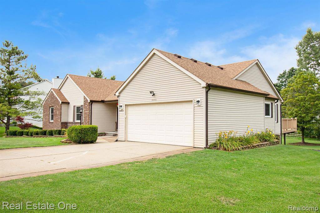 South Lyon, MI 48178,10811 BLUE HERON Drive