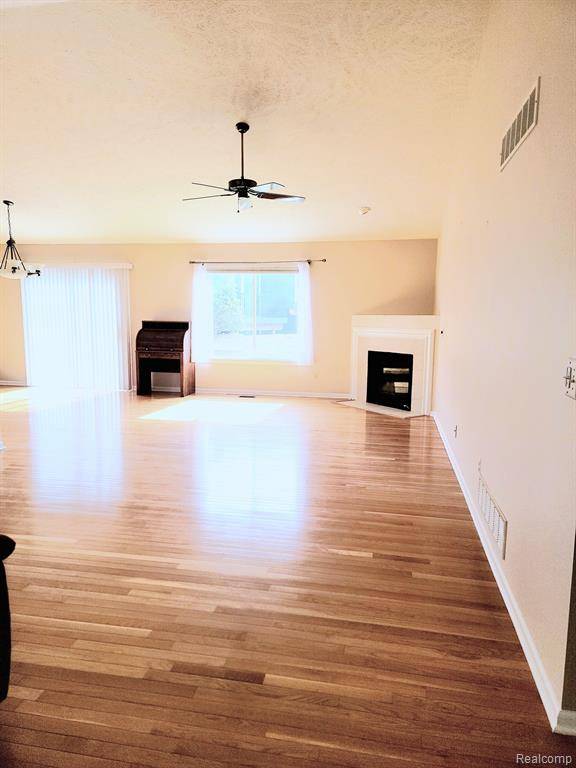 Howell, MI 48843,994 YARROW Road