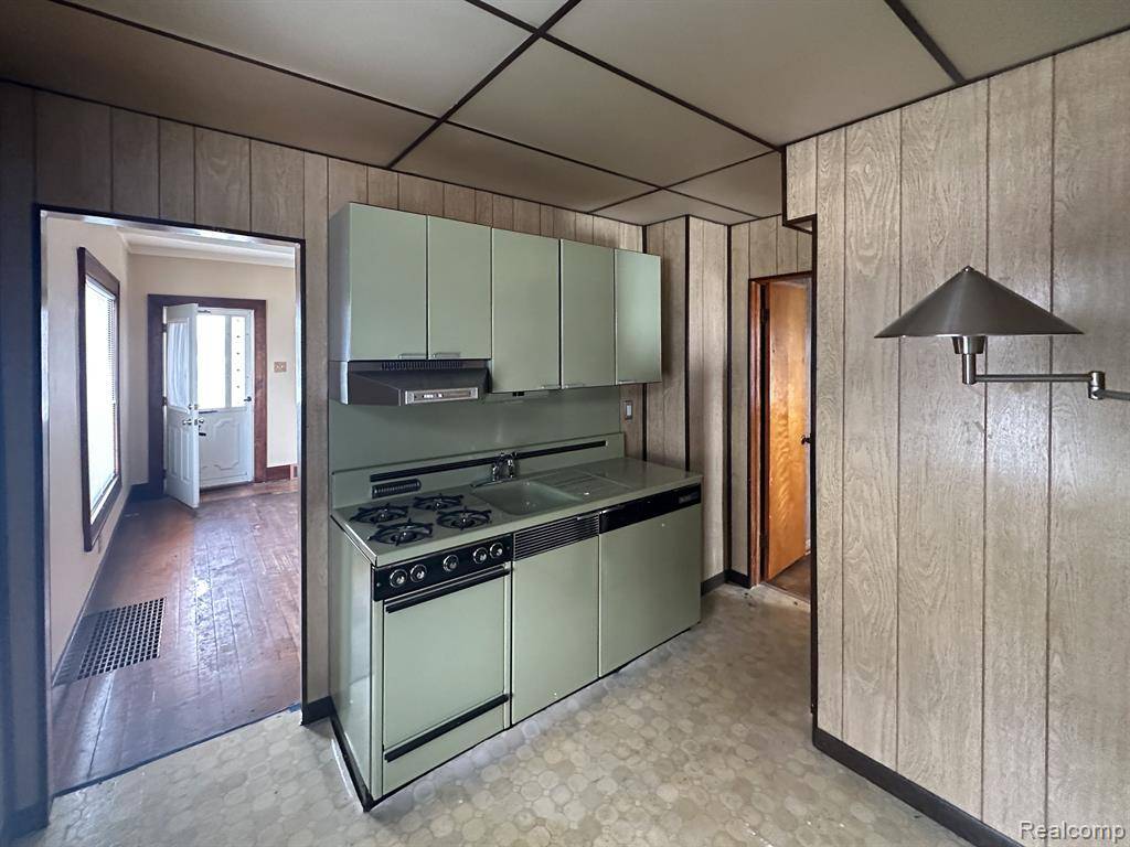 Wyandotte, MI 48192,546 BONDIE Street