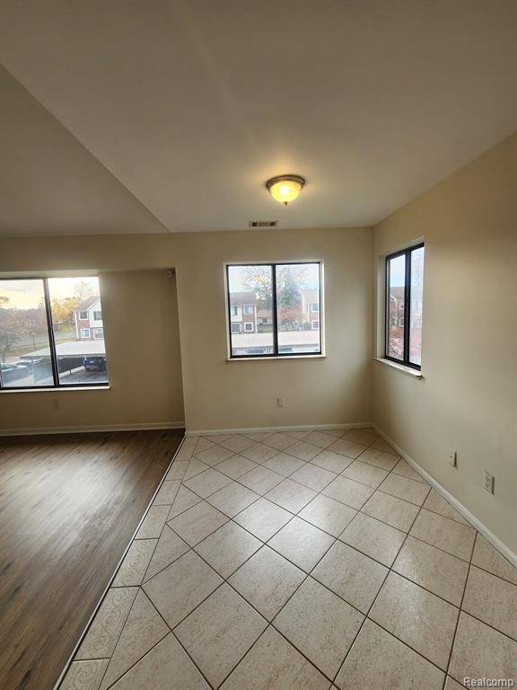 Roseville, MI 48066,17443 UTICA OAKS Lane
