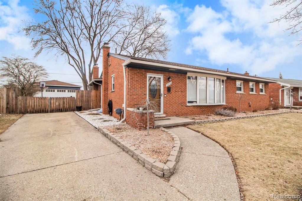 Livonia, MI 48150,35936 PINETREE Street