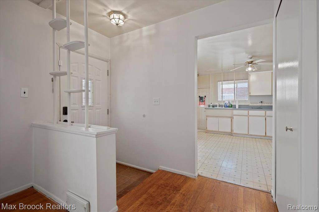 Livonia, MI 48154,29438 LINDA Street