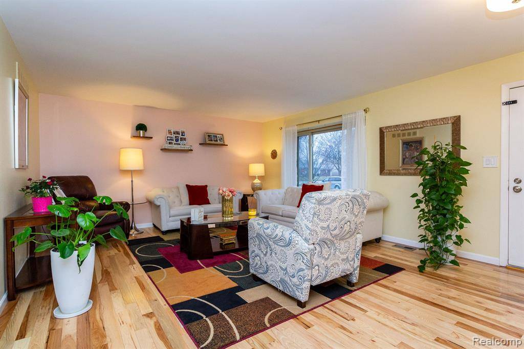 Canton, MI 48187,208 ROBYN