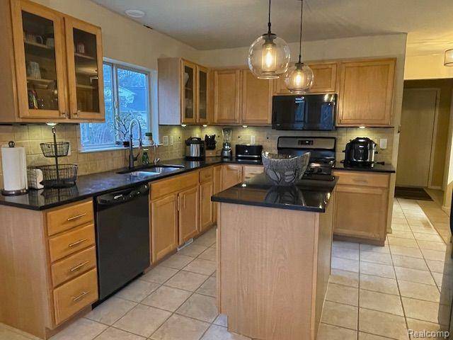 Clarkston, MI 48348,3002 RICHMOND Drive