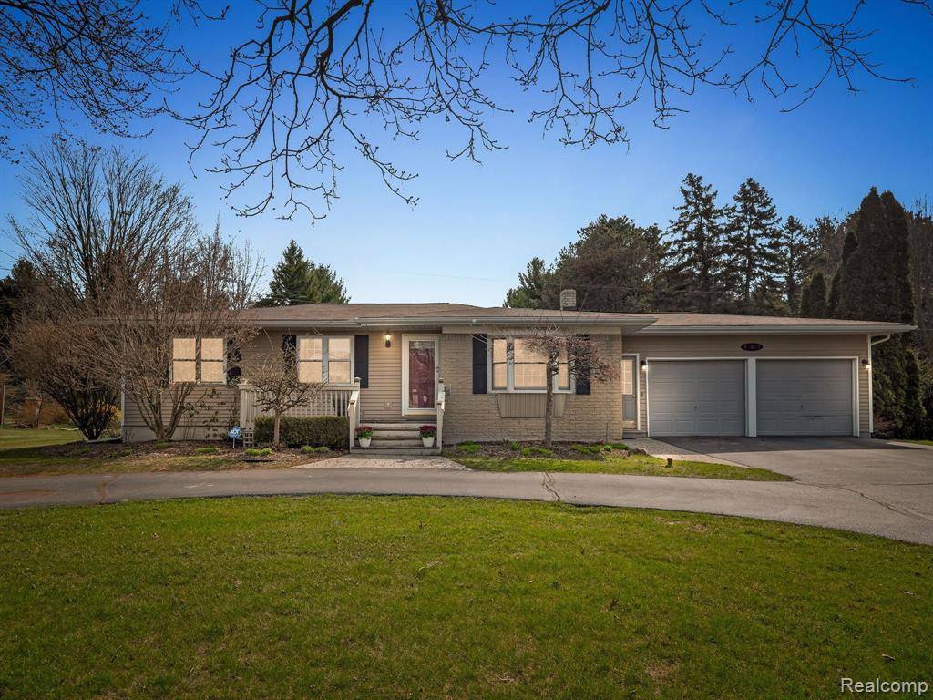 Lake Orion, MI 48362,707 PINE TREE Road