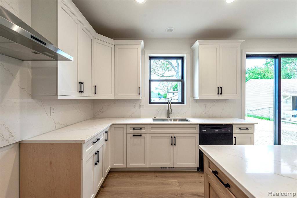 Royal Oak, MI 48073,4107 Devon