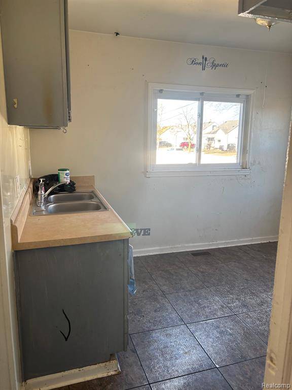 Southgate, MI 48195,14706 EUREKA Road