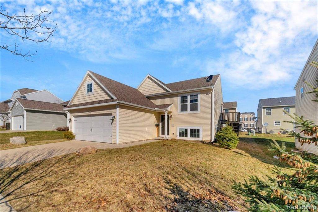 Fowlerville, MI 48836,8598 PINNEBOG RIVER Drive
