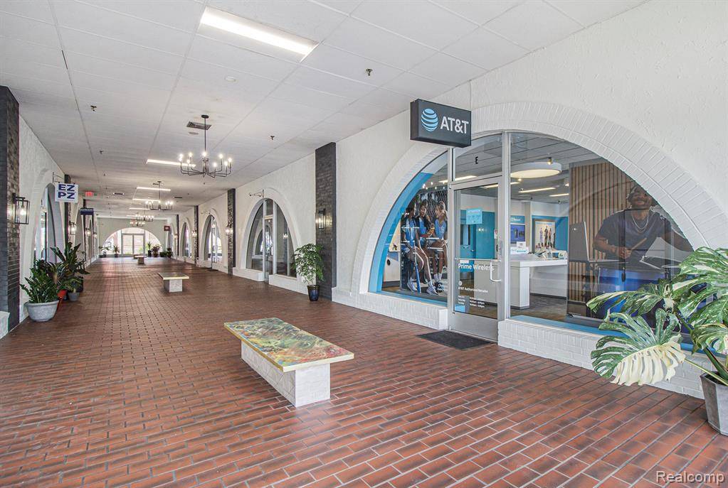 Royal Oak, MI 48073,1800 W 14 MILE Road