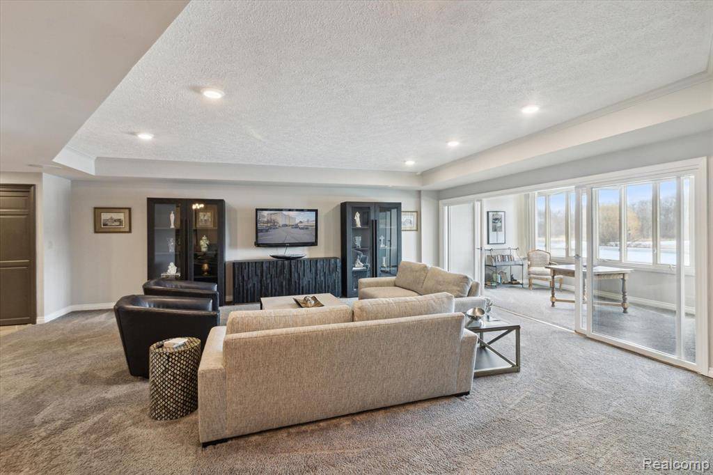 Novi, MI 48377,43050 12 OAKS CRESCENT DR