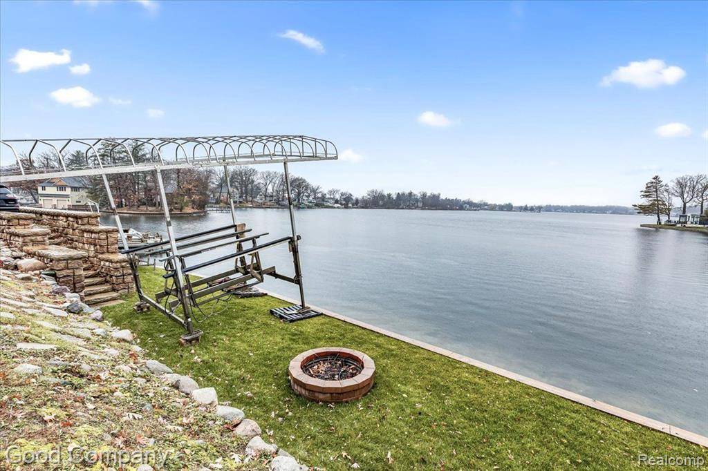 Lake Orion, MI 48362,423 HEIGHTS Road