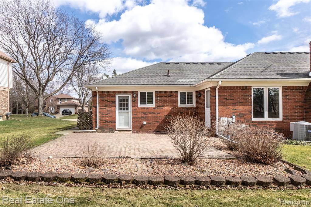 Farmington Hills, MI 48335,22595 Vacri Lane